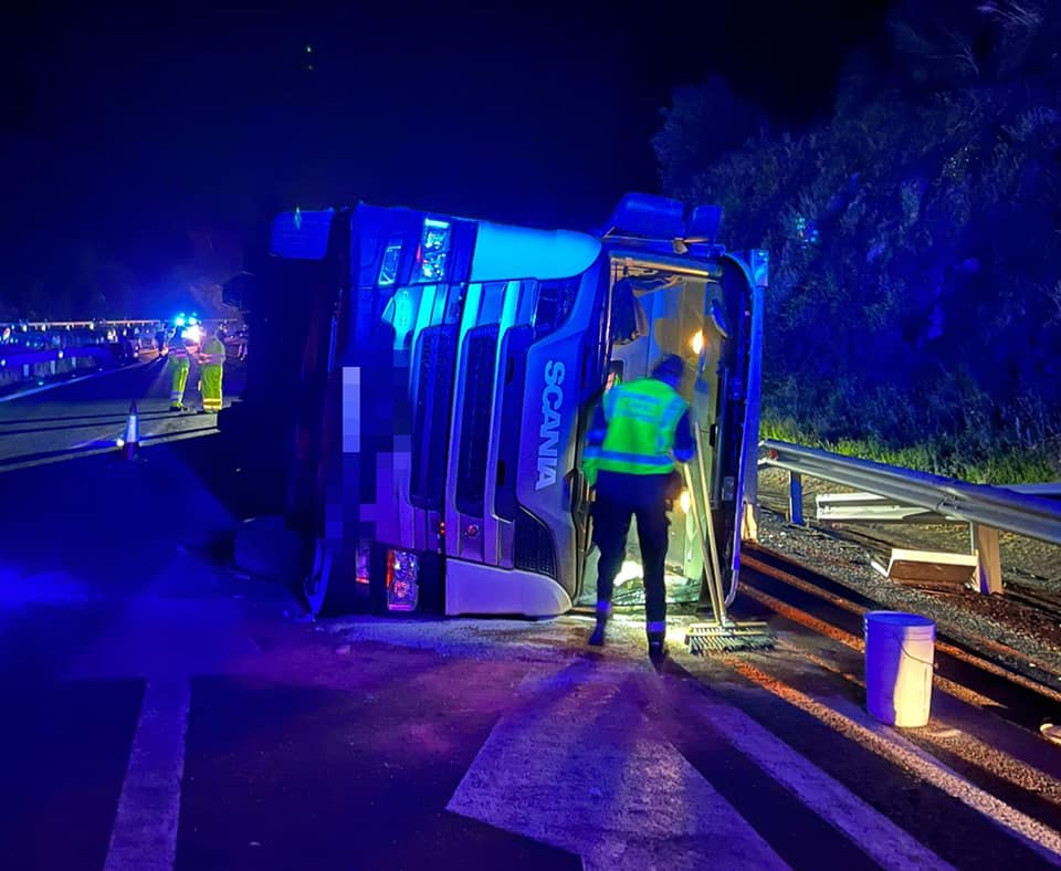 El conductor de un camión resulta herido tras volcar a la entrada del