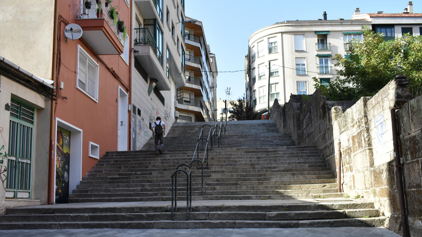 Se inician las obras de instalación de un ascensor en la calle Rosalía