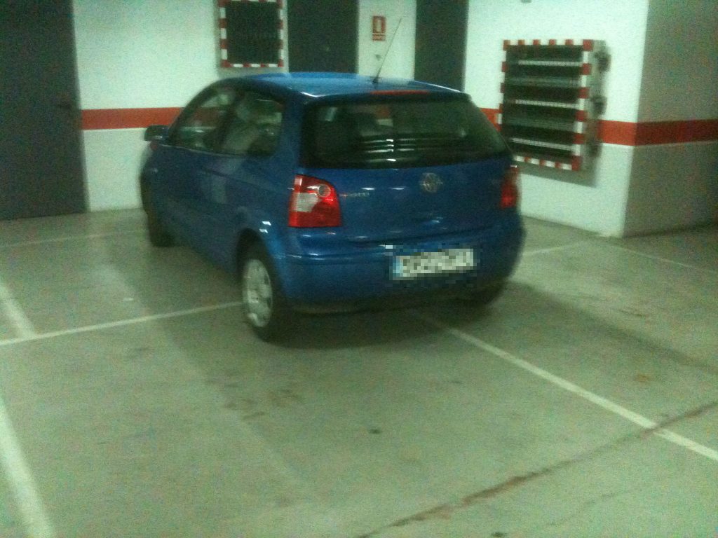 Coche mal aparcado en Mercadona ocupando tres plazas de garaje 1 Mal aparcado en Mercadona