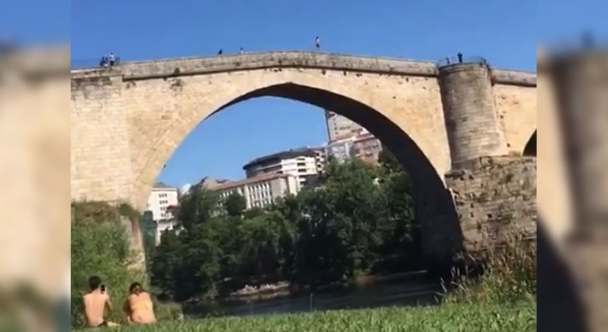 Chico se tira al Miño desde lo alto del Puente Romano