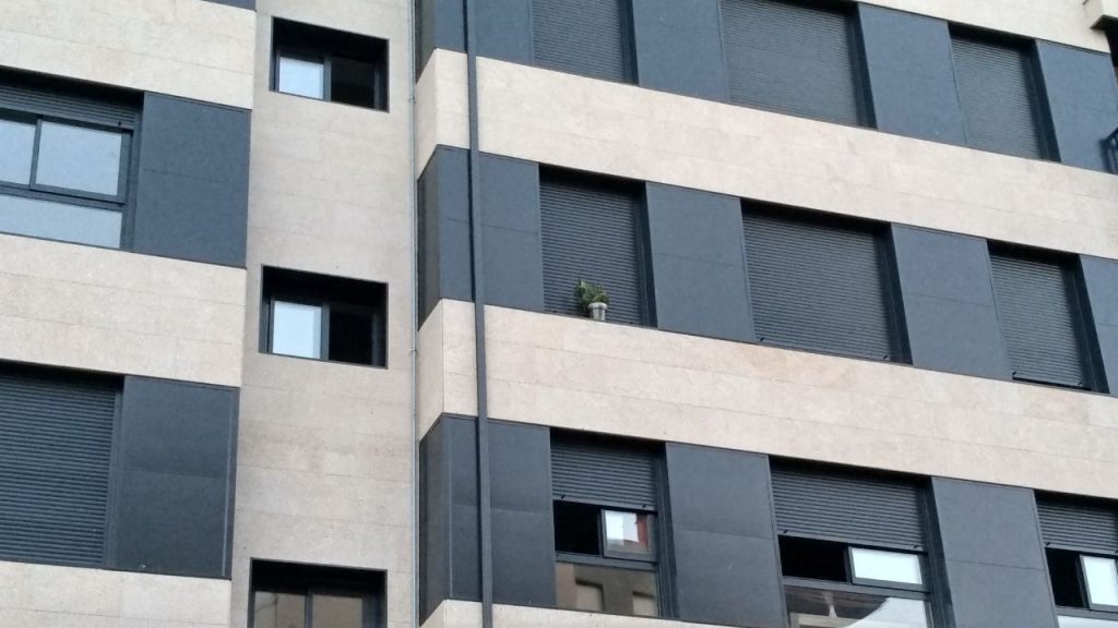 Maceta en una ventana de A Valenza