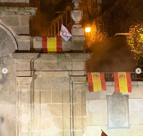 Banderas de España y Vox en As Burgas