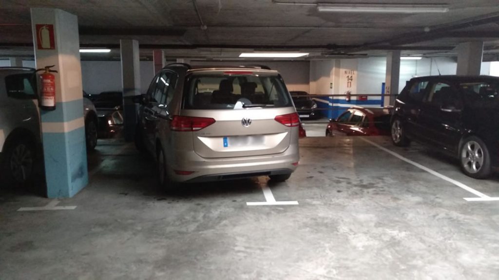 Deberían cobrarle por ocupar dos plazas de parking 1 Coche mal aparcado en parking Concordia