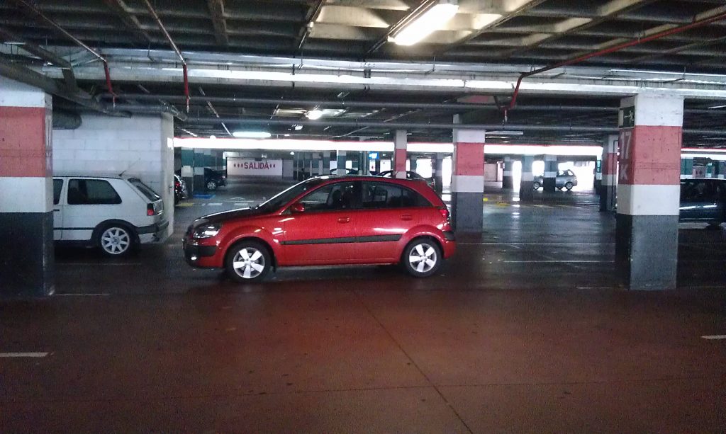 Coche mal aparcado en Carrefour