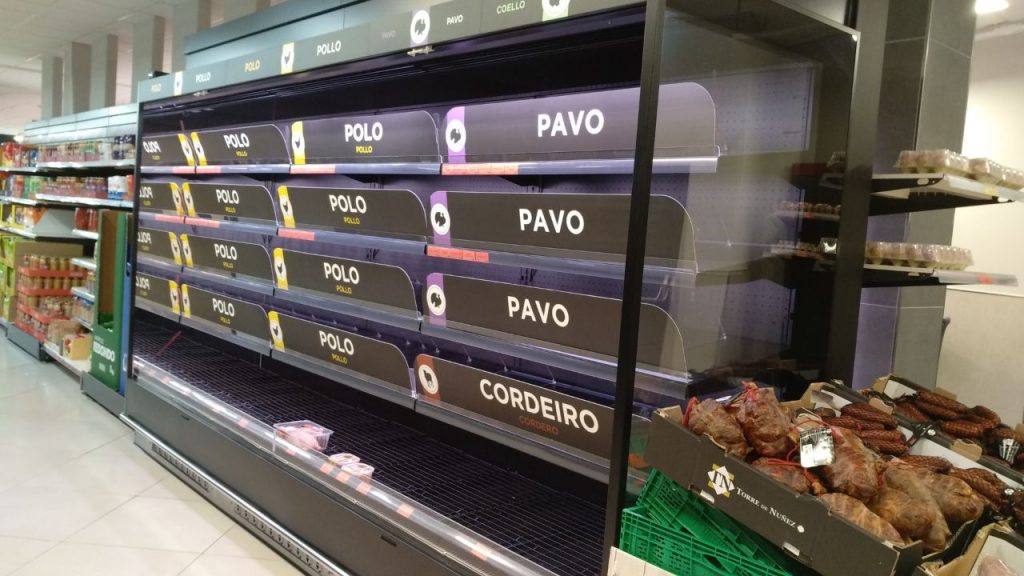 Las estanterías de los supermercados en Ourense sufren la crisis del coronavirus