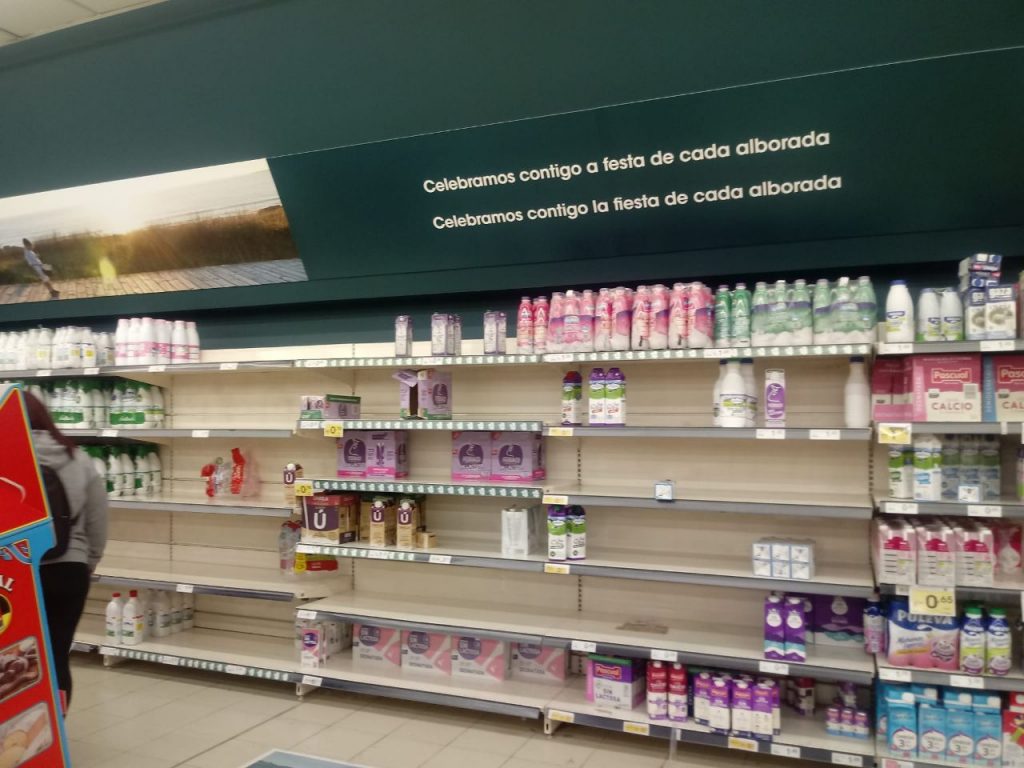 Las estanterías de los supermercados en Ourense sufren la crisis del coronavirus