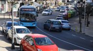 Autobús a Valenzá con tráfico coches