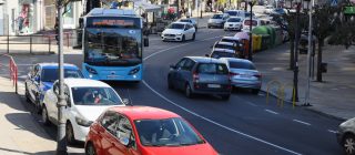 Autobús a Valenzá con tráfico coches