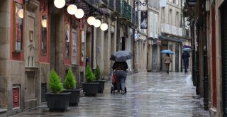 Teatro Principal en la rúa da Paz un día de lluvia