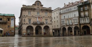 Plaza Mayor de Ourense y Concello con día de lluvia