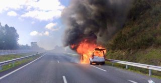 Coche en llamas en la autovía