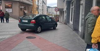 Coche mal aparcado en la Avenida de Zamora