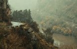 Carretera y vía del tren en la Ribeira Sacra