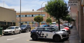 Policía Local de Barbadás en la calle Ensino junto al colegio Filomena Dato en A Valenzá