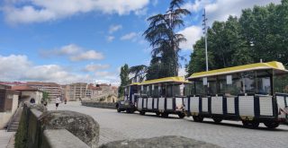 Tren turístico a su paso por la Ponte Romana Puente Romano