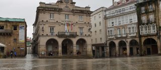 Plaza Mayor de Ourense y Concello con día de lluvia